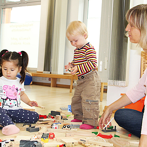 zwei Kinder beim Spielen mit Betreuerin in der Frühförderung Hameln-Pyrmont