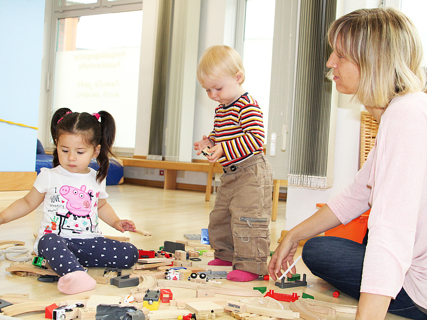 zwei Kinder beim Spielen mit Betreuerin in der Frühförderung Hameln-Pyrmont