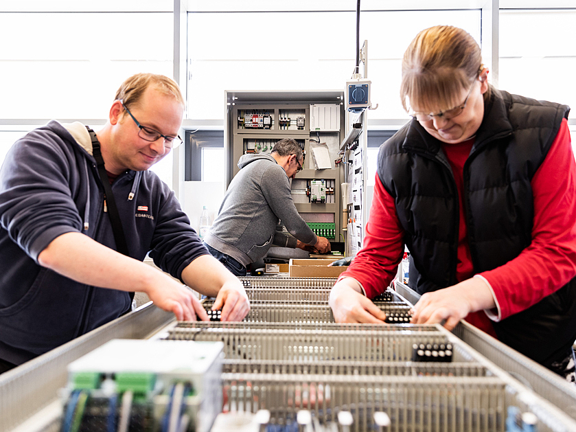 Mitarbeiter:innen der Werkstatt Afferde bei der Arbeit im Bereich "Elektrotechnik"