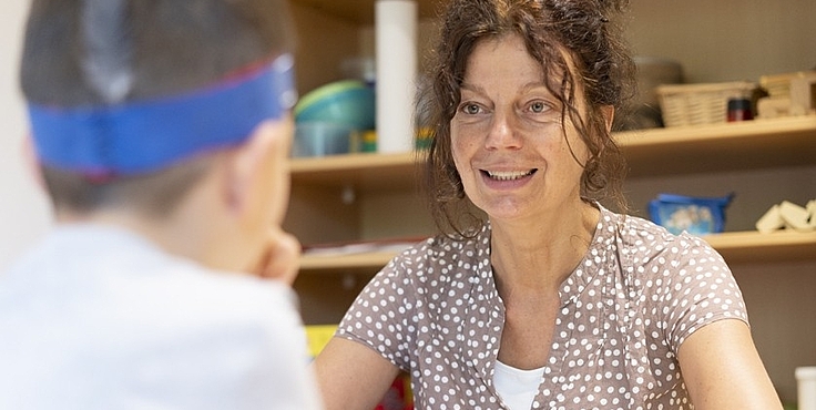 Logopädin therapiert einen kleinen Jungen