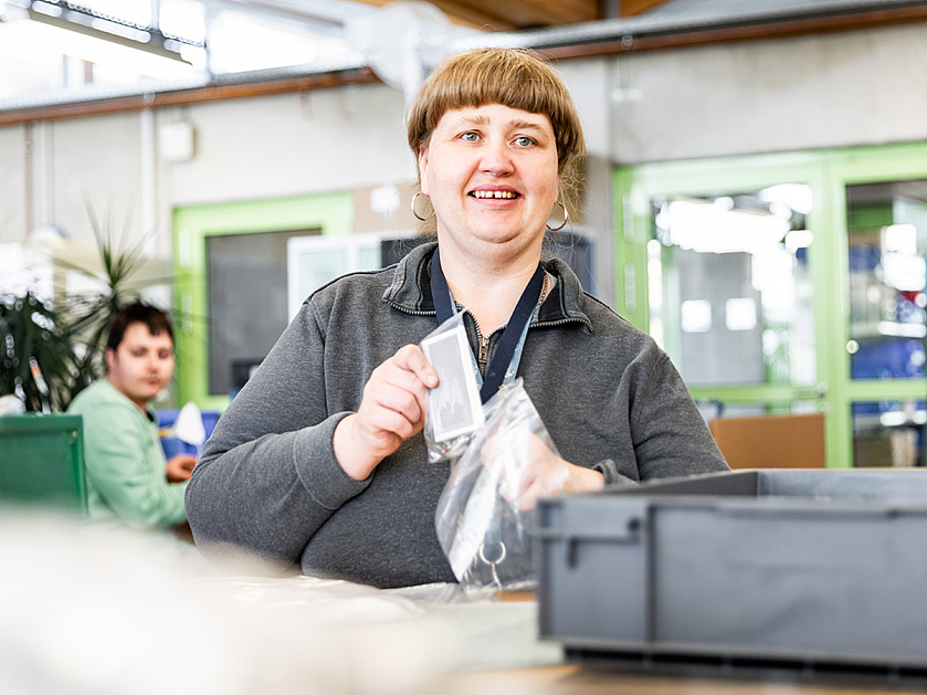 Mitarbeiterin der Werkstatt Afferde arbeitet im Bereich "Verpackung"