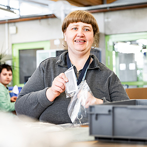 Mitarbeiterin der Werkstatt Afferde arbeitet im Bereich "Verpackung"