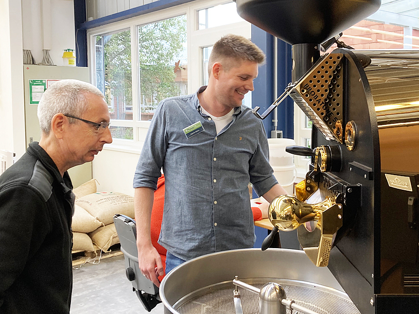 zwei Männer beim Kaffeerösten in der Lothar-Wittko-Werkstatt