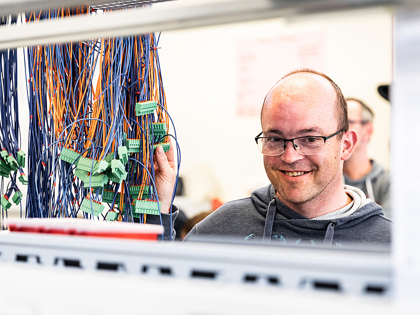 Mitarbeiter der Werkstatt Afferde bei der Arbeit im Bereich "Elektrotechnik"