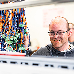 Mitarbeiter der Werkstatt Afferde bei der Arbeit im Bereich "Elektrotechnik"