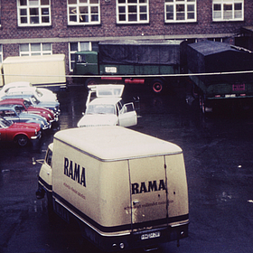 Jahr 1975: Parkplatz der Gerd-Hahlbrock-Werkstatt ist voll mit verschiedenen Fahrzeugen