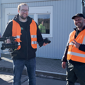 zwei Männer in Warnwesten