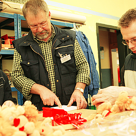 Gruppenleiter erklärt seinen Mitarbeitern den nächsten Arbeitsschritt