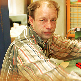 Mann arbeitet in der Gerd-Halhbrock-Werkstatt