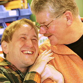 Betreuer und Werkstattmitarbeiter der Gerd-Halhbrock-Werkstatt freuen sich