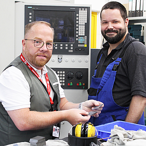 zwei Arbeiter in der Werkstatt