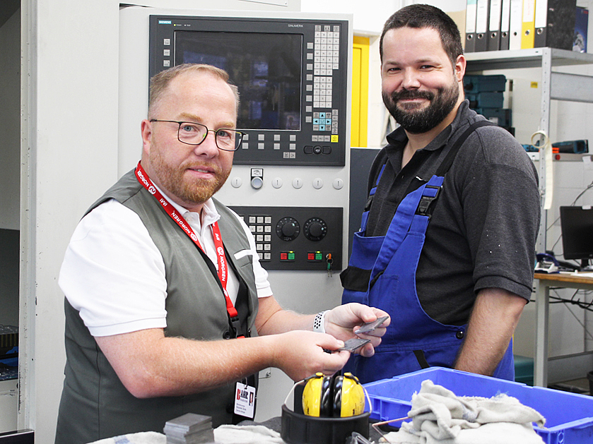 zwei Arbeiter in der Werkstatt