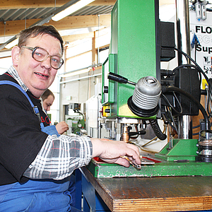 Mitarbeiter bei seiner Arbeit in der "Metallbearbeitung"