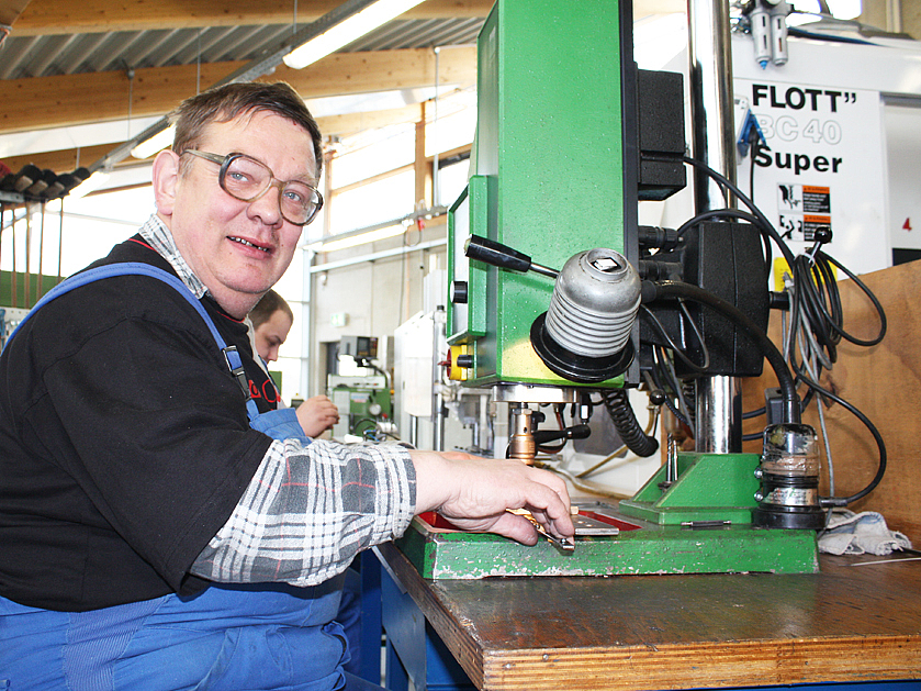 Mitarbeiter bei seiner Arbeit in der "Metallbearbeitung"