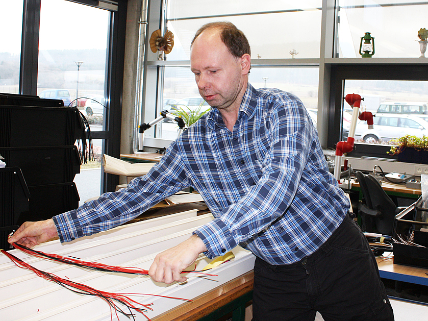 Mitarbeiter der Werkstatt Afferde sortiert Kabel