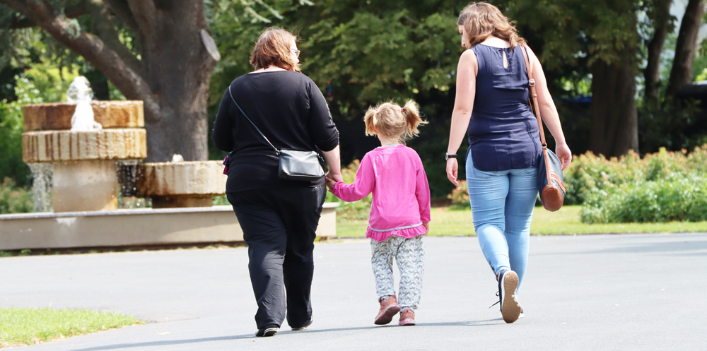zwei Frauen und ein Kind beim Spaziergang