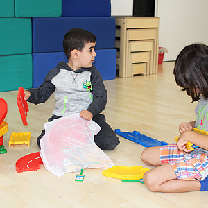 zwei Kinder beim Spielen in der Frühförderung Hameln-Pyrmont