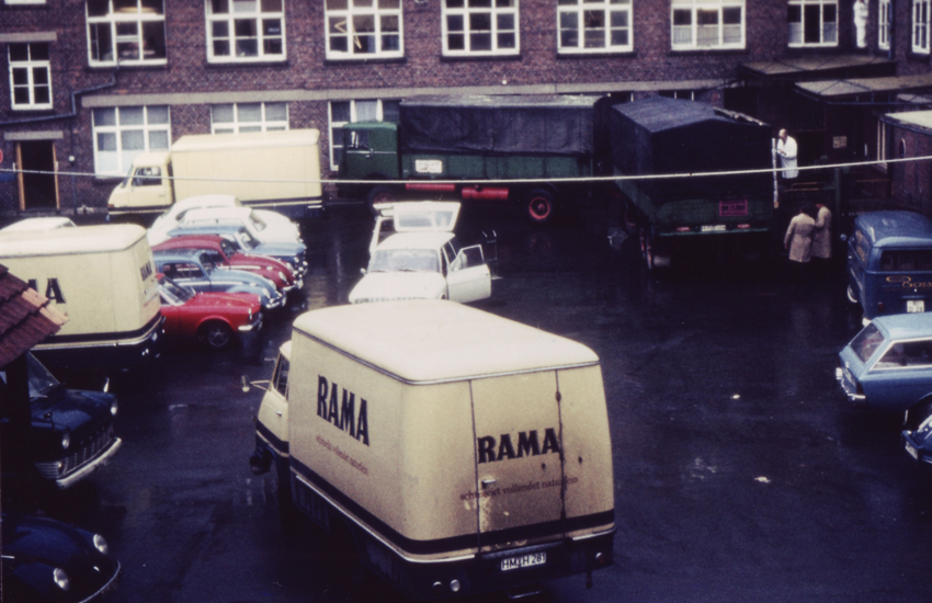 Jahr 1975: Parkplatz der Gerd-Hahlbrock-Werkstatt ist voll mit verschiedenen Fahrzeugen