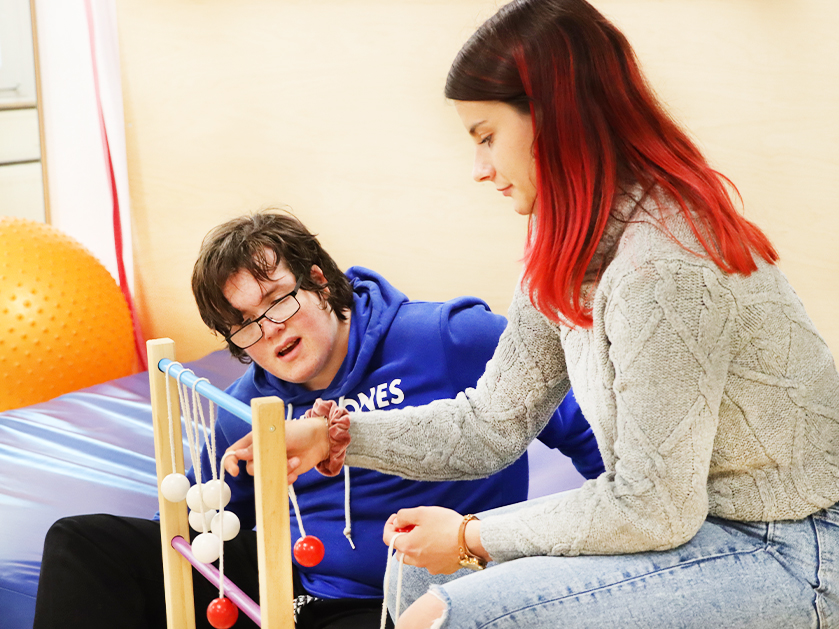 ATISTA-Mitarbeiterin therapiert einen Jungen mit Hilfe eines Spiels