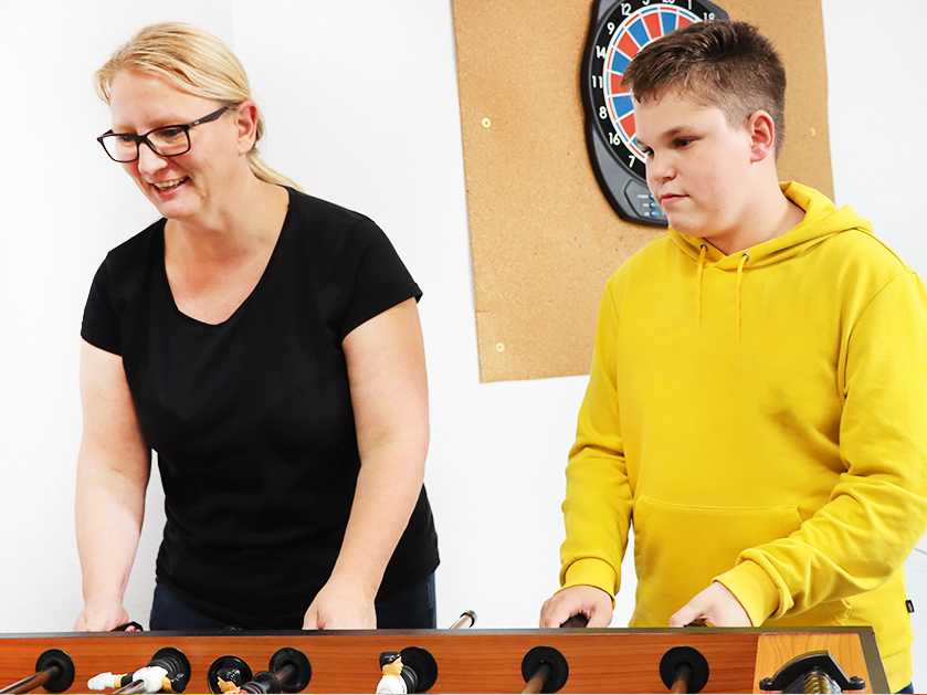 mehrere Personen spielen Tischkicker bei der ATISTA Hameln-Pyrmont