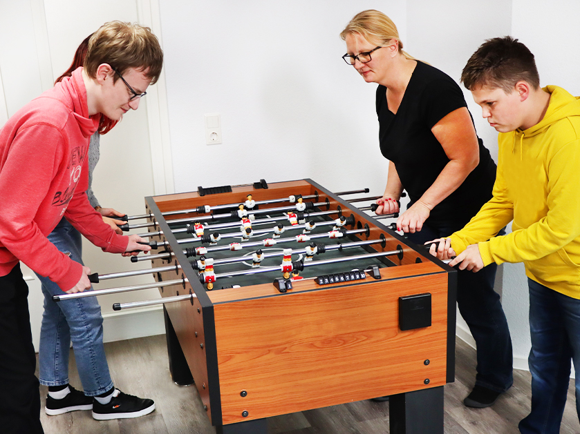 mehrere Personen spielen Tischkicker bei der ATISTA Hameln-Pyrmont