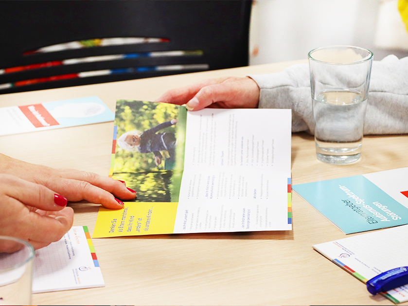 Flyer der ATISTA Hameln-Pyrmont wird Interessenten überreicht