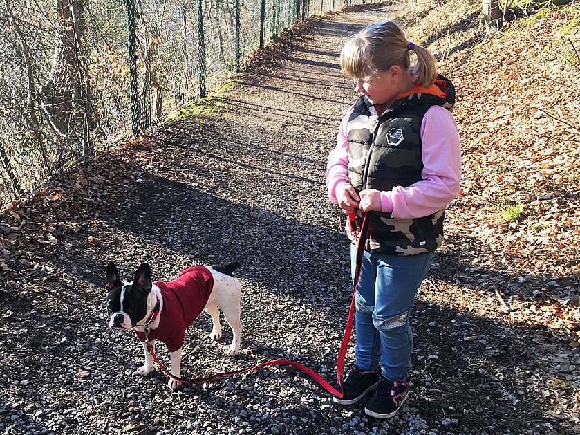 autistisches Mädchen geht Gassi mit Hund