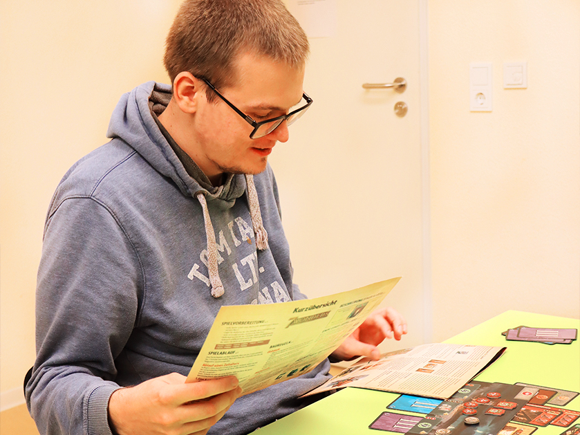 Junge beim Kartenspielen in der ATISTA Schaumburg