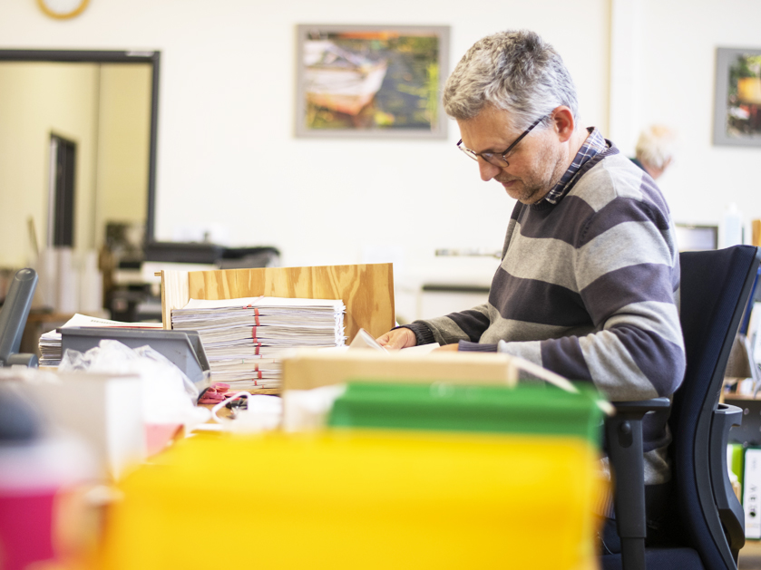 Mitarbeiter vom CopyShop bei der Arbeit