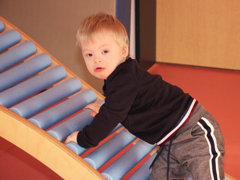 Junge beim Klettern in Frühförderung Schaumburg