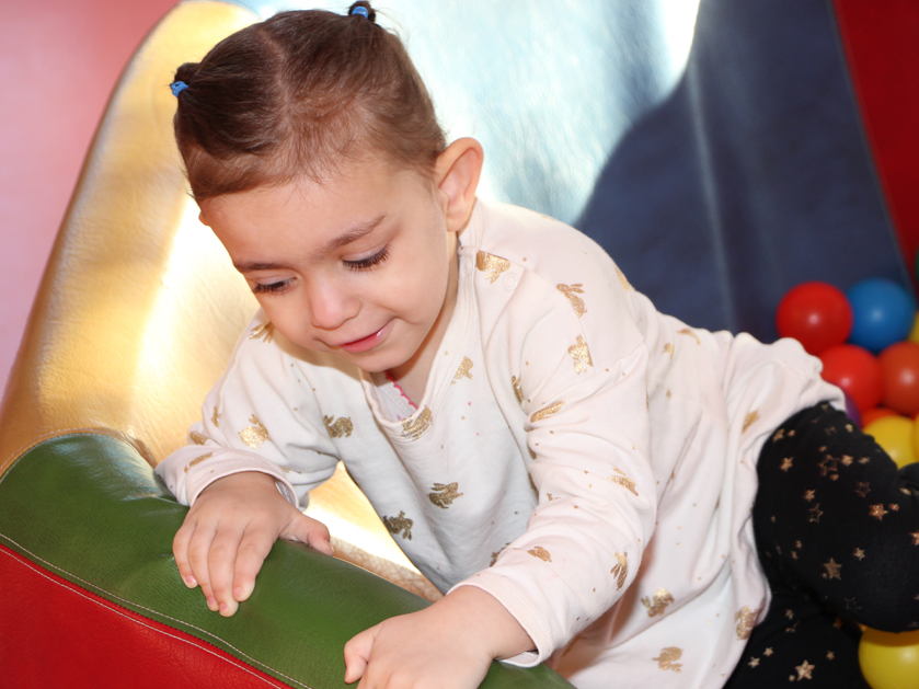 Mädchen beim Spielen in der Frühförderung Schaumburg