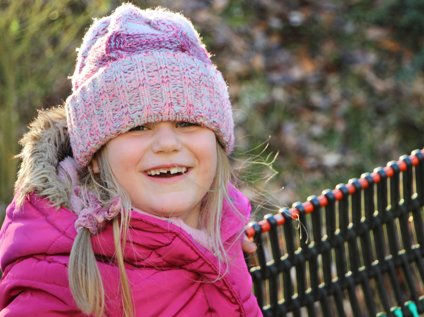 Mädchen ist draußen und freut sich