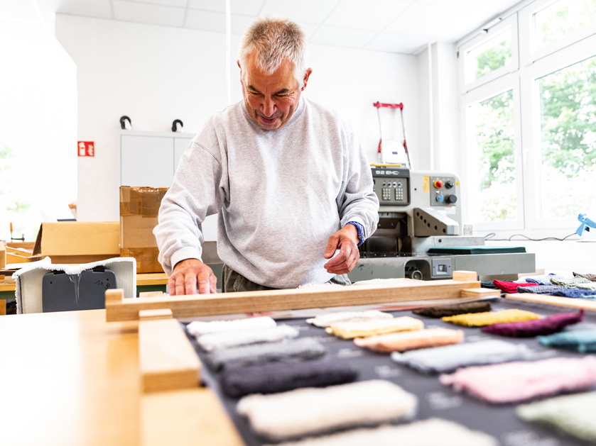 Mann arbeitet in der Textilverarbeitung der Gerd-Hahlbrock-Werkstatt