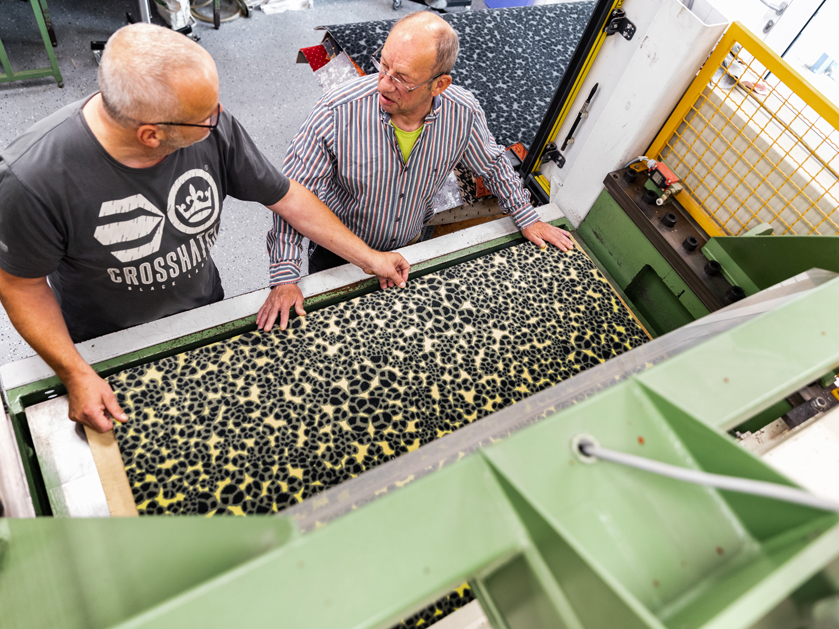 Mitarbeiter und Betreuer bei der Arbeit in der Gerd-Hahlbrock-Werkstatt