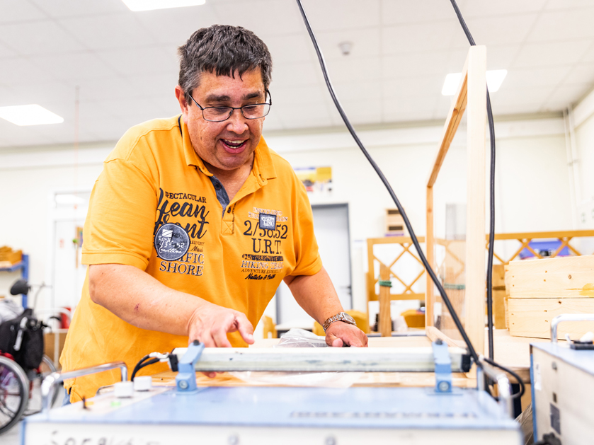Mitarbeiter der Gerd-Hahlbrock-Werkstatt bei der Arbeit