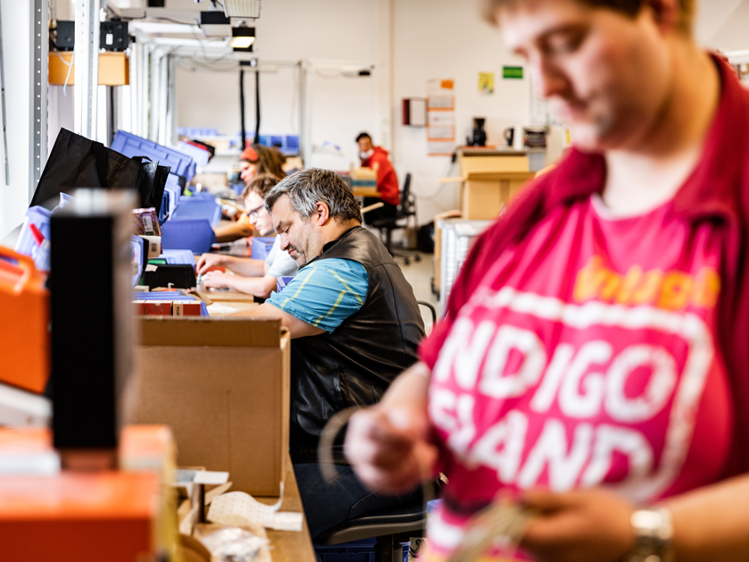 Mehrere Personen bei der Arbeit in der Gerd-Hahlbrock-Werkstatt