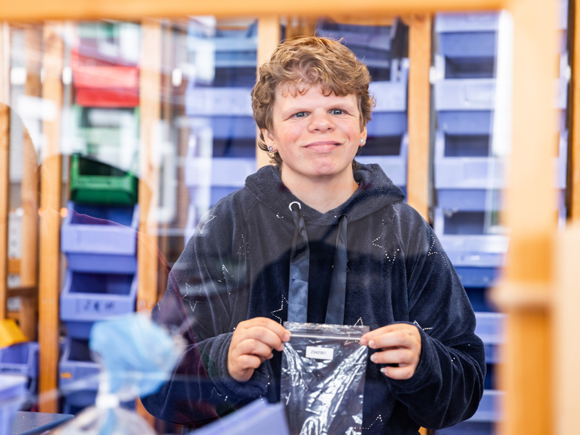 Mitarbeiterin bei der Arbeit in der Gerd-Hahlbrock-Werkstatt