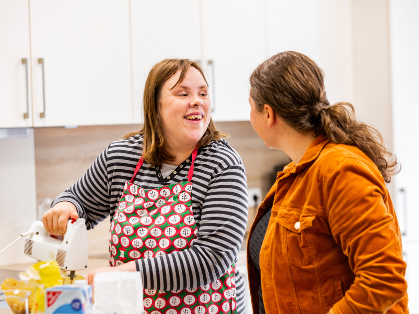 zwei Frauen der Gerd-Hahlbrock-Werkstatt bein Backen