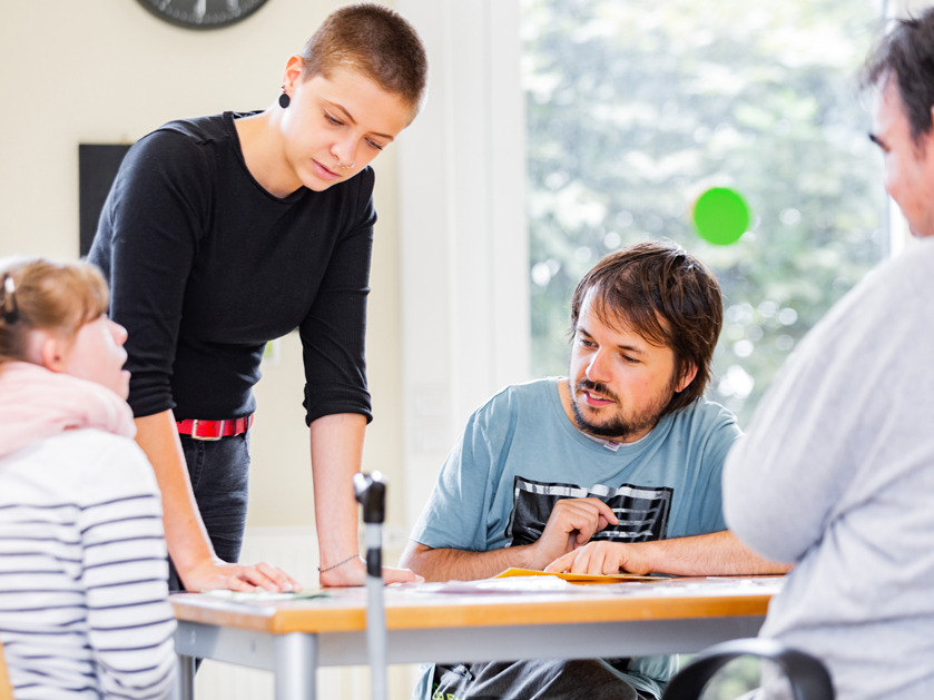 Gruppenbesprechung in der Gerd-Hahlbrock-Werkstatt