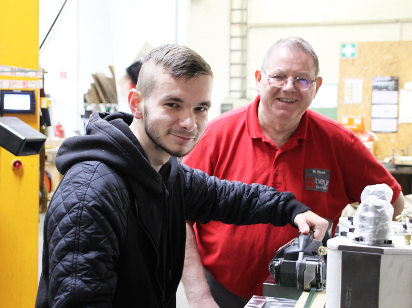 zwei Arbeiter in der Werkstatt – SCHICHTWECHSEL