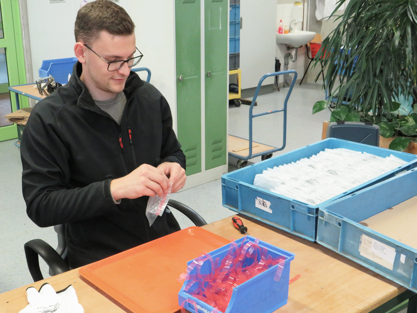 Mann im Bereich "Verpackung und Montage" bei der Arbeit