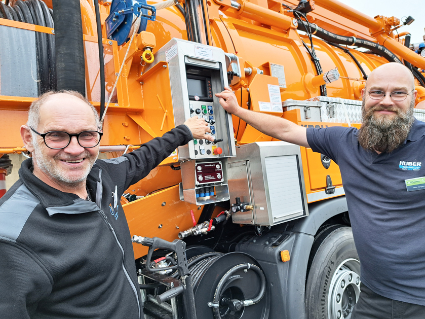 zwei Männer beim SCHICHTWECHSEL