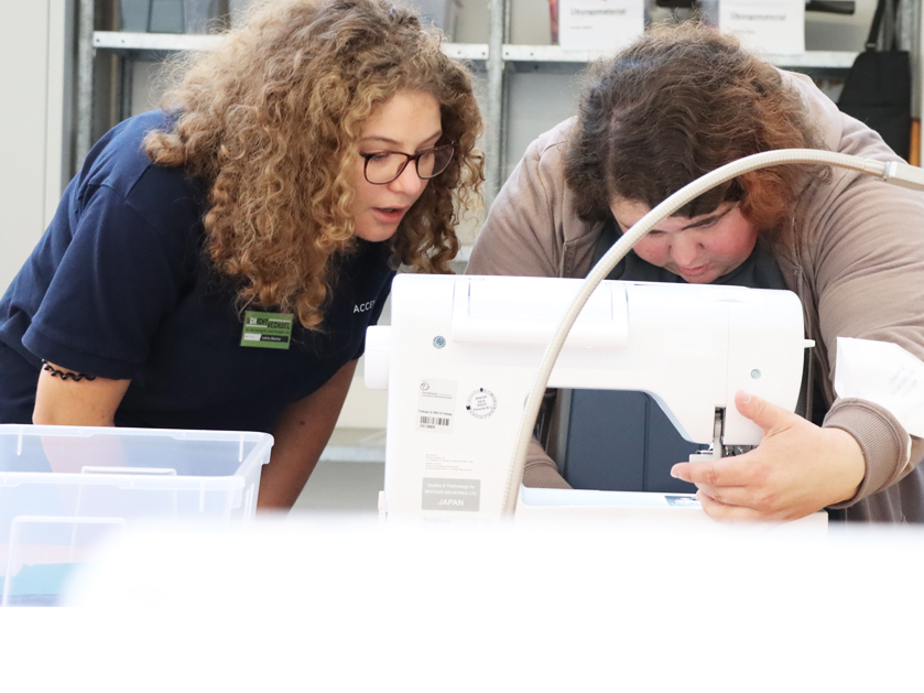 zwei Frauen nähen mit der Nähmaschine