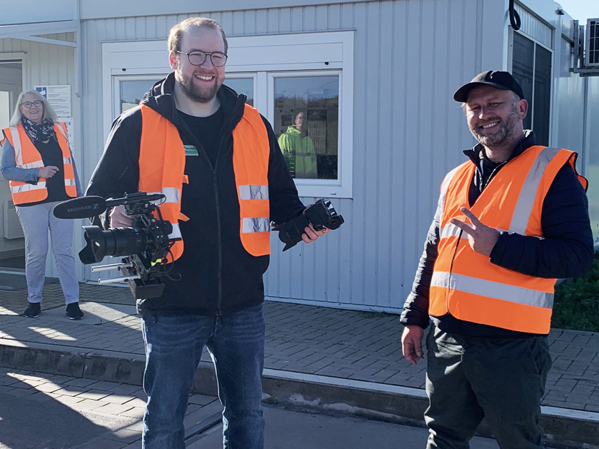 zwei Männer in Warnwesten