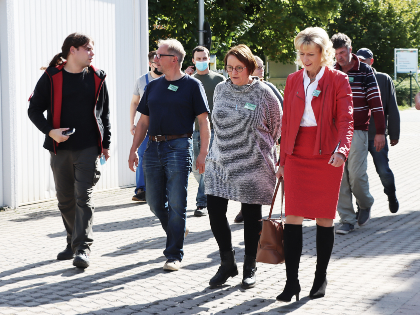 Gruppe von Menschen beim SCHICHTWECHSEL