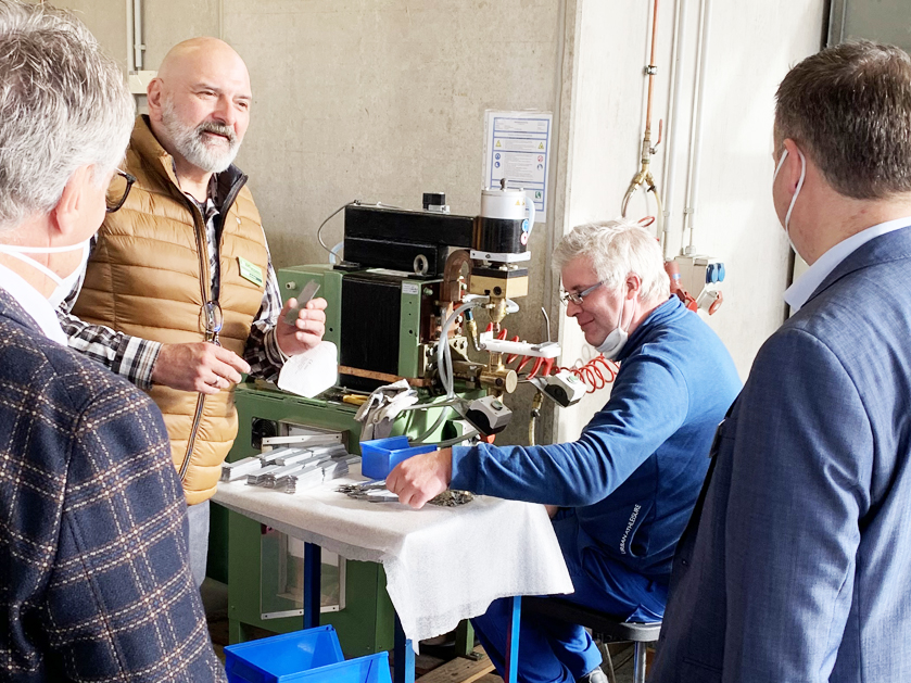 Gruppe von Menschen beim SCHICHTWECHSEL