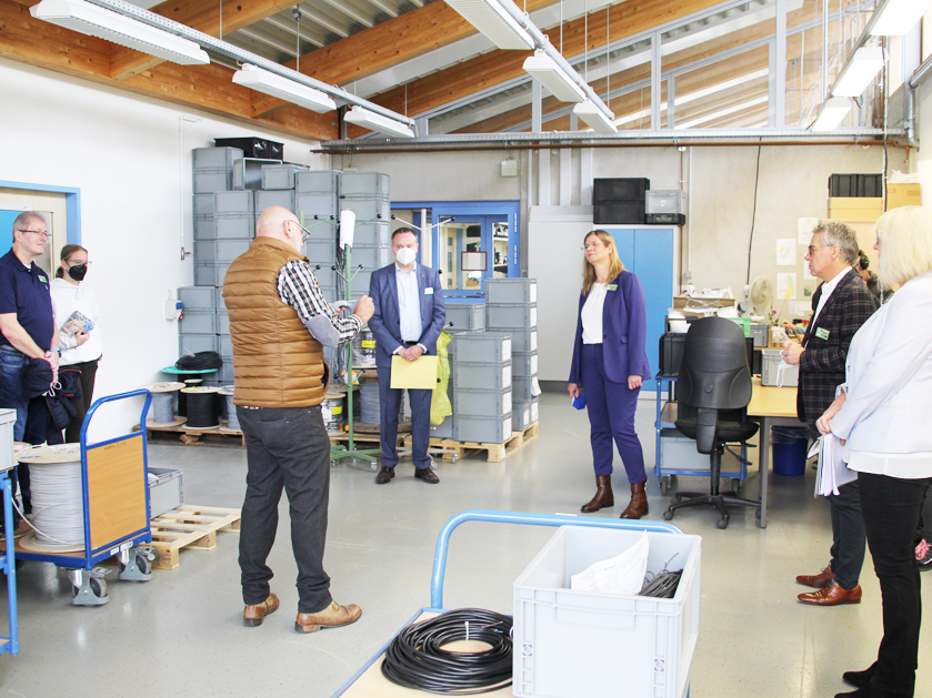 Personen beim Werkstattrundgang beim SCHICHTWECHSEL