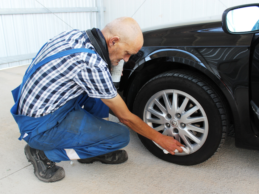 Mitarbeiter bei der Autopflege der Lothar-Wittko-Werkstatt