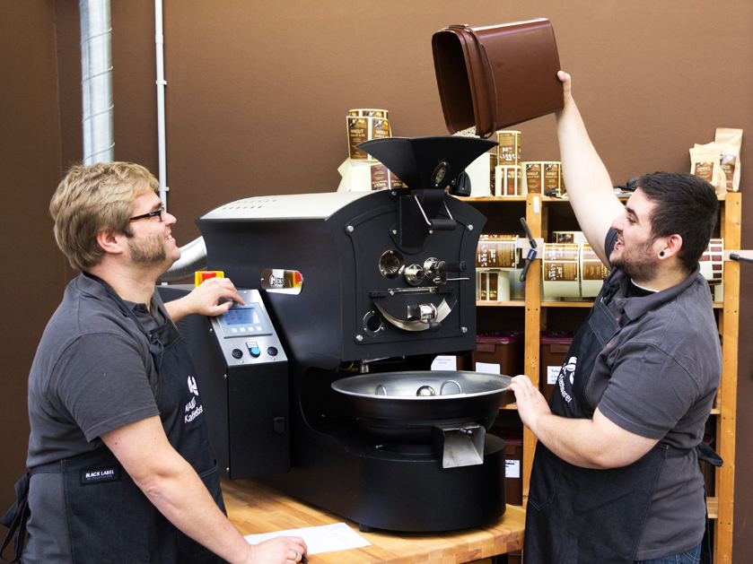 MAIGUT-Mitarbeiter beim Kaffeerösten in der Lothar-Wittko-Werkstatt