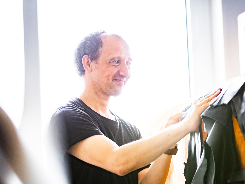 Mitarbeiter der Gerd-Hahlbrock-Werkstatt im Bereich "Näharbeiten"